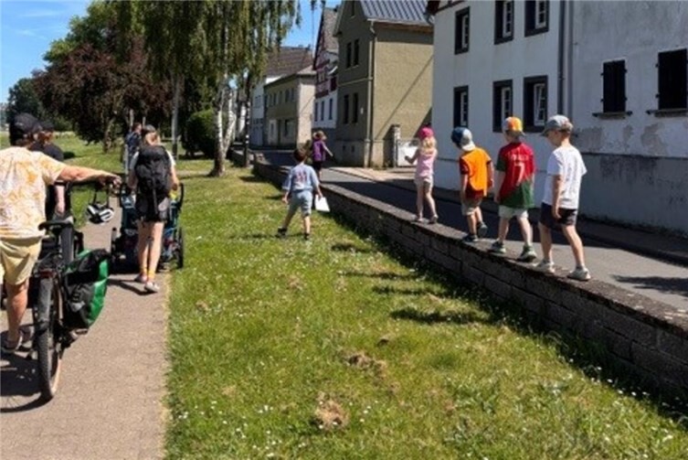 Die Kinder bewältigten auf dem Weg zum Spielplatz verschiedene Aufgaben. Beim Balancieren auf einer Mauer waren Geschick und Konzentration gefragt.
