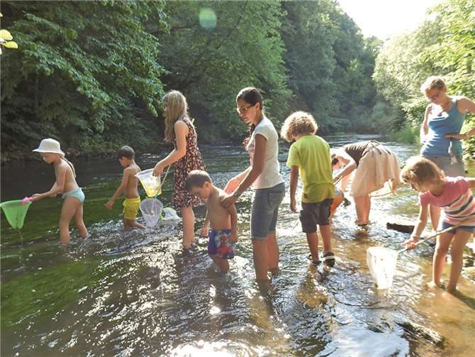 Die Kinder bewegen sich frei und ausgelassen in der Natur. privat