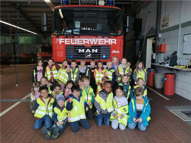 Die Kinder bewunderten in der Fahrzeughalle die riesigen Fahrzeuge.  Fotos: Haus für Kinder