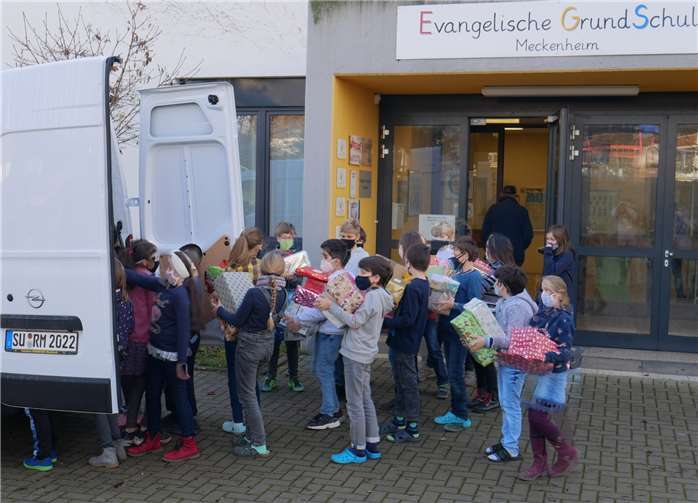 Die Kinder brachten ihre Geschenke zum Transporter. Fotos: privat