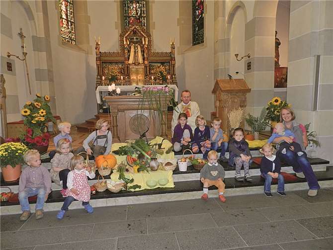 Die Kinder brachten symbolische Gaben für alles, was der Mensch zum Leben braucht.  privat