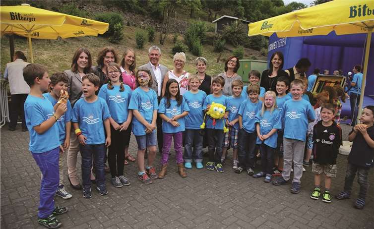 Die Kinder, das Lehrerkollegium und Burgens Bürgermeister hatten sehr viel Spaß bei der Gestaltung und der Feier des fünfzigjährigen Jubiläums    Foto EP