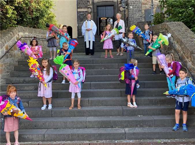Die Kinder der 1 a stellten sich nach dem Gottesdienst zum Gruppenfoto auf. Foto: Tatjana Boos