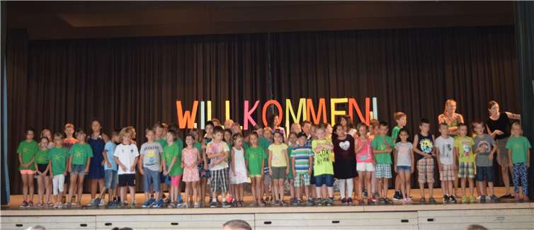 „Die Kinder der 2., 3. und 4. Klasse begrüßen die neuen Schulanfänger“. Foto: Ortsgemeinde Löf