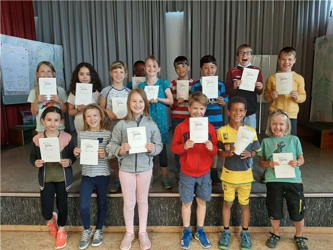 Die Kinder der 2. Klassen mit ihren Ehrenurkunden.  Copyright: GGS Sürster Weg