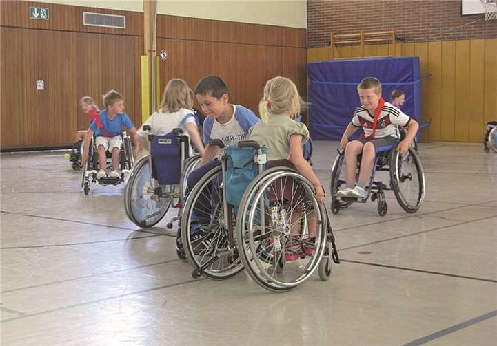 Die Kinder der 2. Schuljahre hatten die Möglichkeit, das Rollstuhlfahren kennenzulernen und Sportspiele im Rollstuhl zu erproben.privat