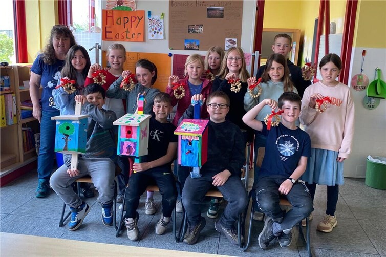 Die Kinder der 4. Klasse freuten sich über die selbstgebauten Vogelhäuschen.