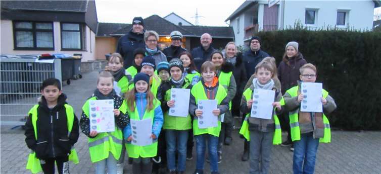 Die Kinder der 4a verteilten Merkblätter mit den wichtigsten Parkregeln rund um die Schule an fast 30 Fahrer. privat
