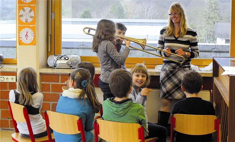 Die Kinder der 4c probieren fasziniert eine Posaune aus. privat
