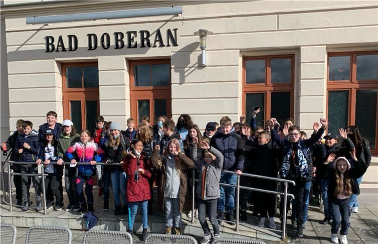 Die Kinder der 6b und 6c des Are-Gymnasiums genießen sichtlich gelöst ihre Klassenfahrt nach Bad Doberan. Foto: privat