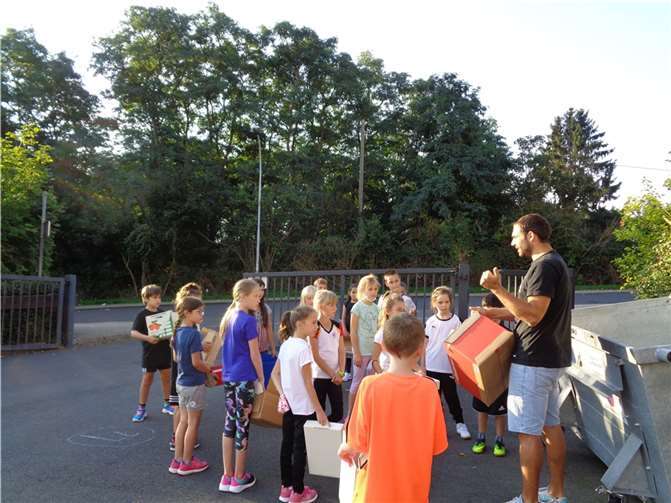 Die Kinder der Affenklasse schwärmten gemeinsam mit ihrem Klassenlehrer Herrn Stein aus, um Papiermüll, der sich rund um die Mülltonnen sowie auf dem Schulweg der Grundschule Pfarrer-Bechtel angesammelt hatte, wegzuschaffen.Foto: privat