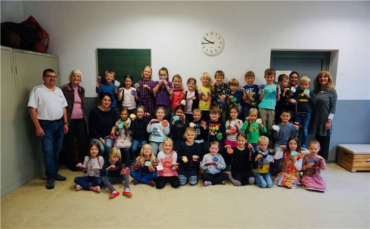 Die Kinder der Bad Bodendorfer Grundschule zeigen stolz ihre Lesezeichen und Erinnerungssteine. Fotos: Daniel Robbel