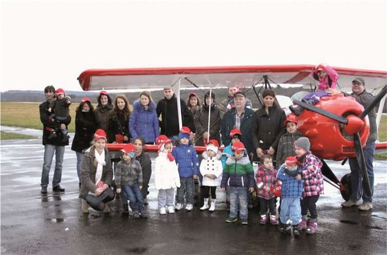 Die Kinder der "Bärengruppe" besuchten den Flugplatz in Dierdorf-Wienau. privat