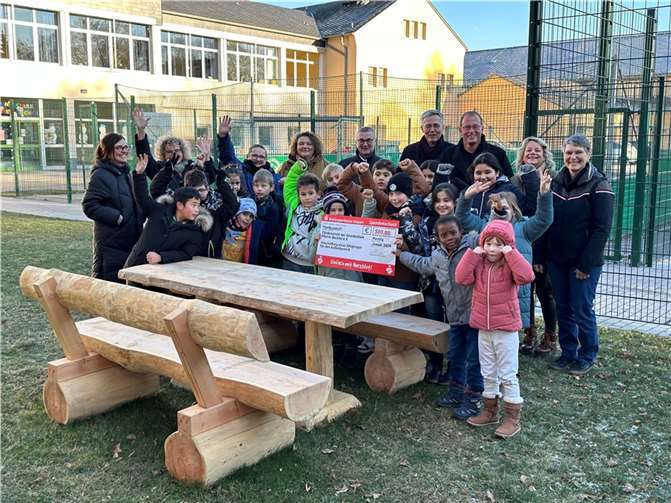 Die Kinder der Betreuenden Grundschule haben die Sitzgruppe direkt in Beschlag genommen, sehr zur Freude des Betreuungsteams, der Schulleitung, Diana Pretz und Anke Groß, von Landrat Dr. Alexander Saftig, VG-Bürgermeister Jörg Lempertz und dem Vorstandsvorsitzenden der Kreissparkasse Mayen, Karl-Josef Esch. Foto: VG-Verwaltung Mendig/Stefan Pauly