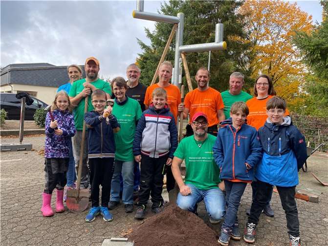 Die Kinder der Cusanus-Grundschule haben nun ein weiteres Spielgerät.  Foto: Cusanusschule