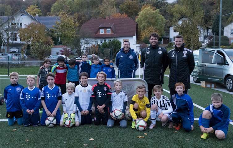 Die Kinder der D2 des SV Niederbachems mit Trainer Herrmann Esser, Fabian Jopek und Tim Jansen (von links)