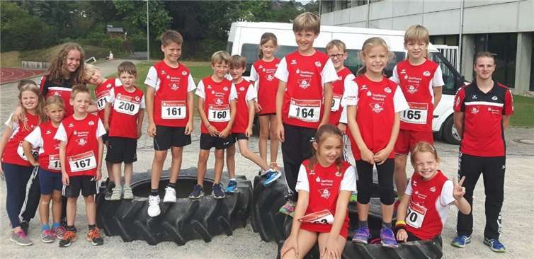 Die Kinder der DJK Andernach aus der LG Rhein-Wied freuten sich mit ihren Betreuern auch noch nach der Siegerehrung über die erreichten Erfolge. privat