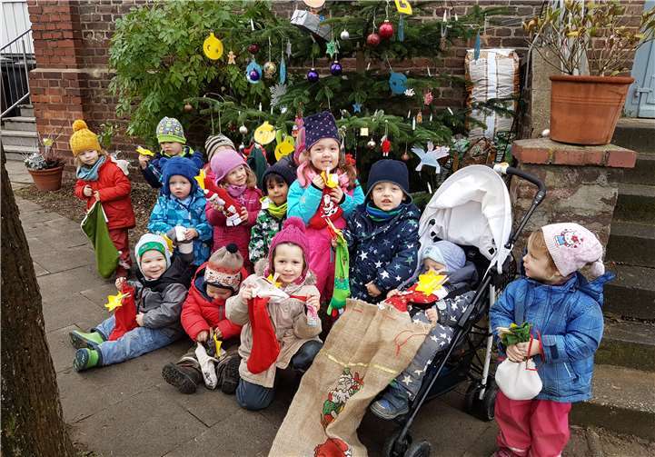 Die Kinder der Drachenhöhle nach dem Auffinden der befüllten Socken, jetzt kann Weihnachten kommen.privat