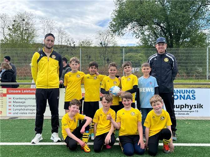 Die Kinder der F1 + 2 mit ihren Betreuern nach dem Turnier in Bad Bodendorf.