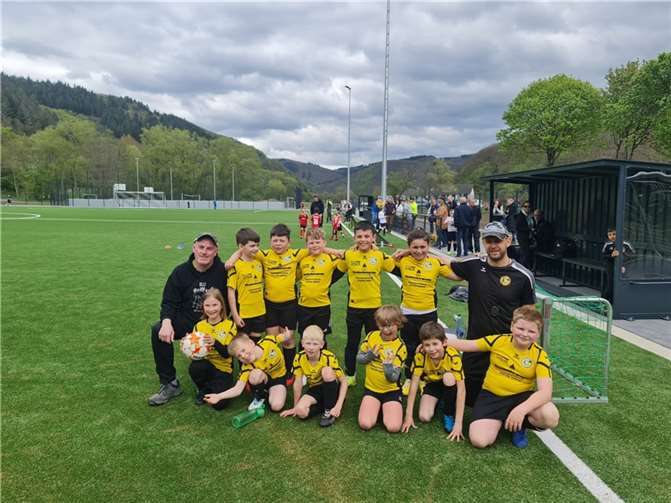 Die Kinder der F3 + 6 mit ihren Betreuern auf dem neuen Platz in Insul.