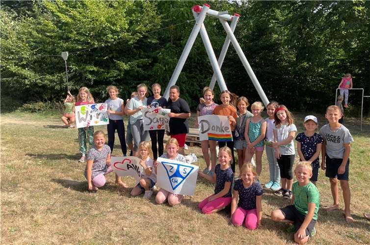 Die Kinder der Ferienfreizeit der AWO Lahnstein auf dem Aspich sagen „Danke“ für die neue Seilbahn. Quelle: