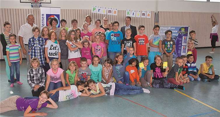 Die Kinder der Ferienfreizeit mit Erstem Kreisbeigeordneten Achim Hallerbach, der Ersten Beigeordneten Martina Jungbluth, Maria-Elisabeth Loevenich, Elke Thiemann von der Jugendpflege und Klimamanager Oliver Franz (hintere Reihe v.l.).