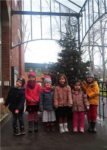 Die Kinder der Fledermausgruppe vor dem geschmückten Baum. Foto: privat