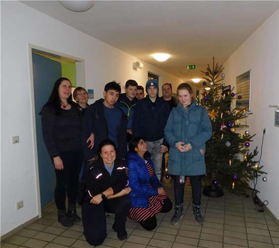 Die Kinder der Förderschule mit der Oberkommissarin Schumacher.Foto: