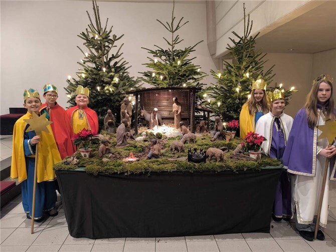 Die Kinder der Gemeinde, die sich freundlicherweise bereit erklärten, trotz eisiger Kälte von Tür zu Tür zu ziehen, verdienten großen Dank.