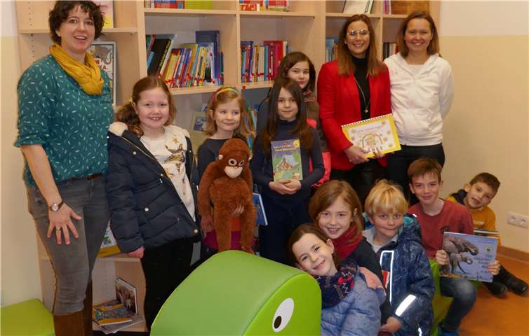 Die Kinder der Grundschule Am Löwentor freuen sich über großzügige Spende Quelle: Kinderschutzbund Koblenz e.V.