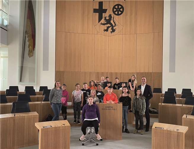 Die Kinder der Grundschule Bassenheim mit Clemens Hoch im Mainzer Landtag. Foto: privat