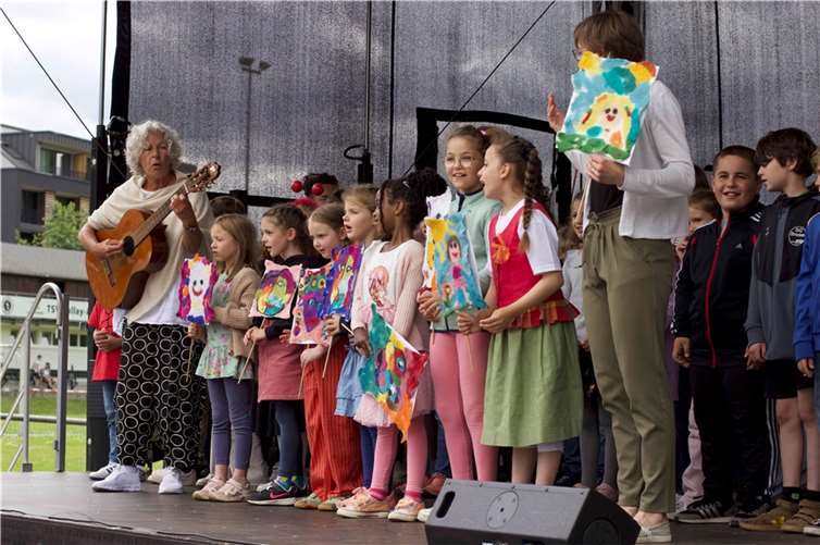Die Kinder der Grundschule Bullay zeigten Tänze und Theaterauftritte. Foto: Cagla Cerci/Auszubildende der Kreisverwaltung