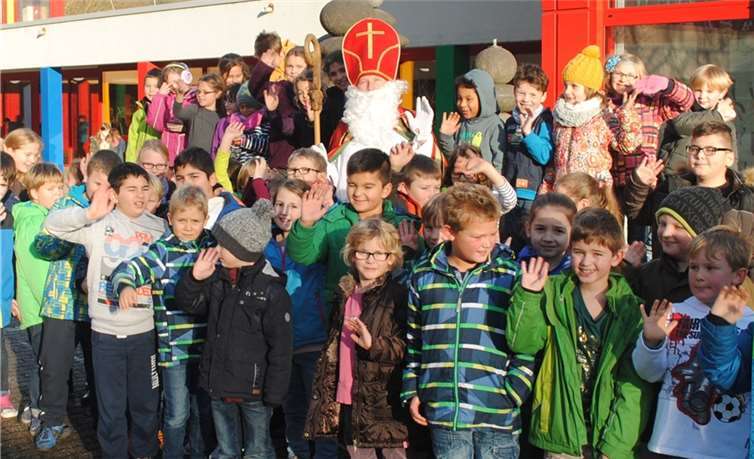 Die Kinder der Grundschule Burgbrohl freuten sich über den Besuch vom Nikolaus. privat