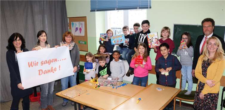 Die Kinder der Grundschule Kempenich freuen sich gemeinsam mit den Nachmittagsbetreuern (l.), Bianca Wehlen (r.), Leiterin der Grundschule Kempenich, und Otto Groß (2.v.r.), Leiter der Sparkassen-Filiale in Kempenich, über die neuen Spielsachen, die mit der Spende der Kreissparkasse Ahrweiler in Höhe von 500 Rueo angeschafft werden konnten.Kreissparkasse Ahrweiler