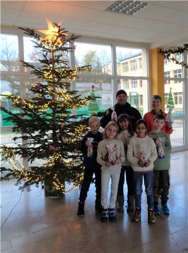Die Kinder der Grundschule Pfarrer-Bechtel Mendig bekamen am Nikolaustag süße Überraschungen überreicht.  Foto: privat