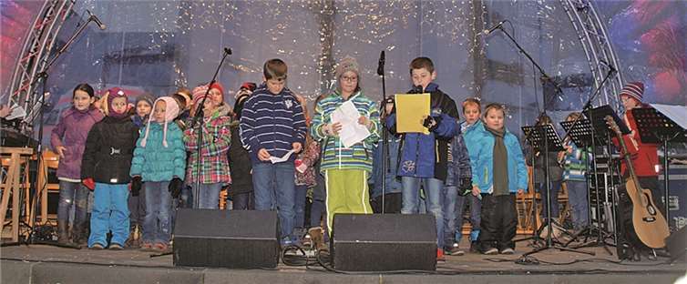 Die Kinder der Grundschule Stromberg eröffneten den Weihnachtsmarkt mit zahlreichen klangvollen Weihnachtsliedern. US