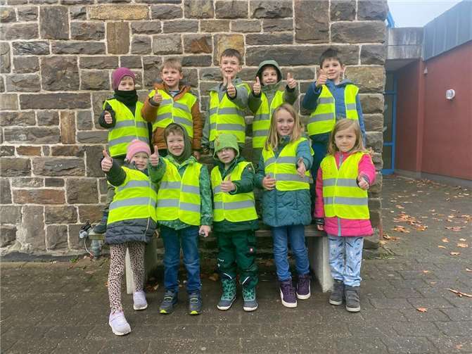 Die Kinder der Grundschule Wershofen freuen sich über ihre neuen Warnwesten. Foto: Marco Seydel