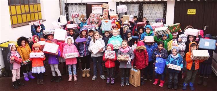 Die Kinder der Grundschule bei der Übergabe der Geschenke.Foto: privat