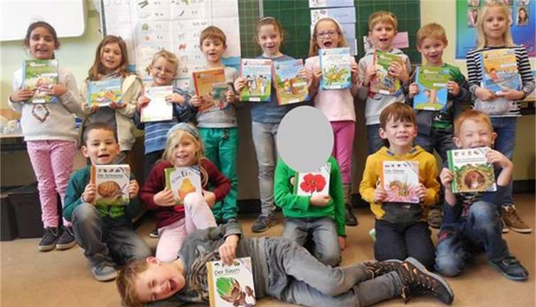Die Kinder der Grundschule freuen sich über die neuen Bücher.privat