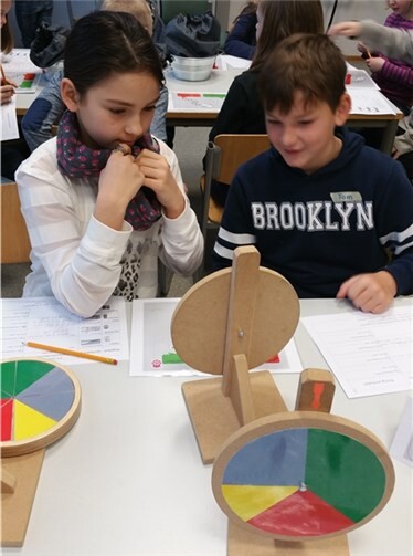 Die Kinder der Grundschule lernten wie hier anhand von Tortendiagrammen Grundlagen der Wahrscheinlichkeitsrechnung. privat