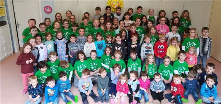 Die Kinder der Grundschule und des Kindergartens Rieden trafen sich traditionell zum Frühlingssingen und wurden mit einem süßen Leckerbissen belohnt.privat