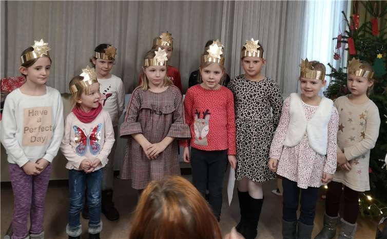 Die Kinder der Grundschulklassen 1 und 2 sangen Weihnachtslieder.