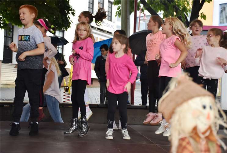 Die Kinder der Gutenbergschule hatten für denHerbstmarktauftritt einen tollen Tanz einstudiert. Fotos: HEP