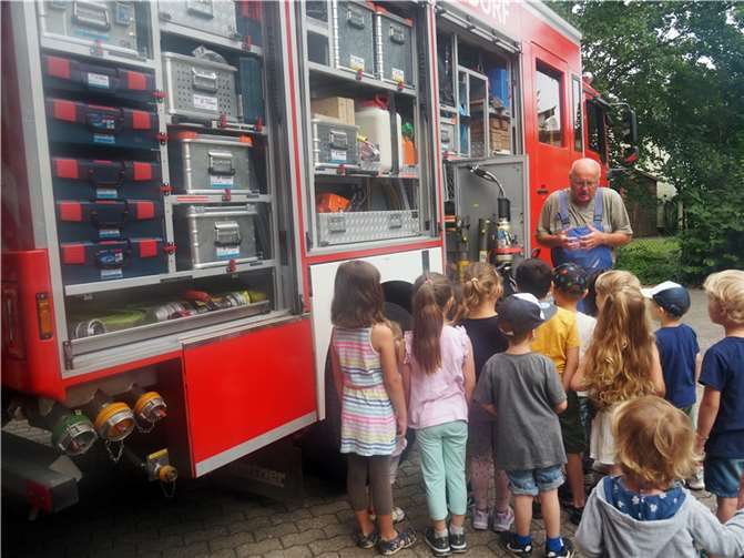 Die Kinder der Hasengruppe lauschten den Erklärungen von Alfons Schuster aufmerksam.