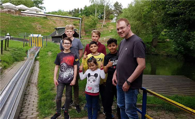 Die Kinder der Hausaufgabenbetreuung sowie der Mountainbike Gruppe von Abenteuer-Pur e. V. erlebten zusammen mit den Explorer Boys einen schönen Tag an der Sommerrodelbahn in Altenahr.privat