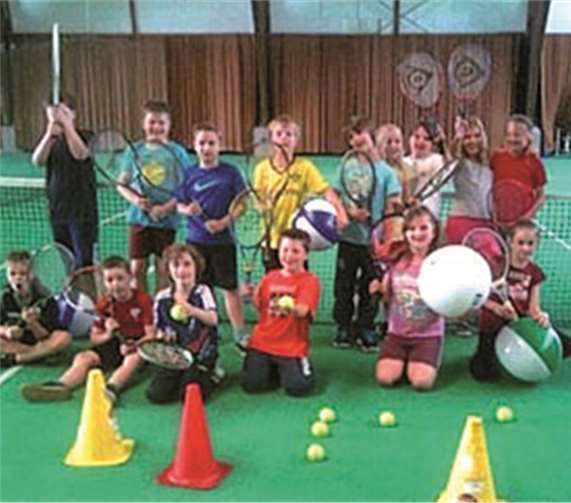 Die Kinder der Holzbachtalschule hatten viel Spaß beim Tennis spielen. privat