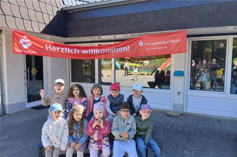 Die Kinder der I-Kita freuen sich über ihre neue Sitzbank