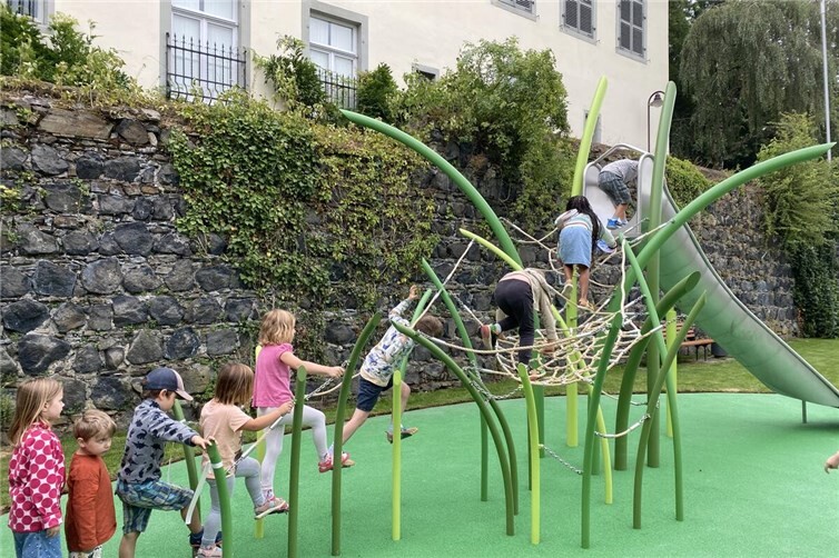 Die Kinder der Inklusiven Kindertagesstätte der Stadt Unkel nehmen die Hauptattraktion in Beschlag.