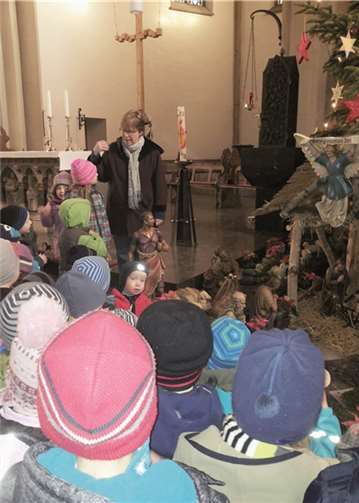 Die Kinder der Jakobus-Kita besuchten mit Frau Jovari die Krippe der Ersdorfer Pfarrkirche. privat