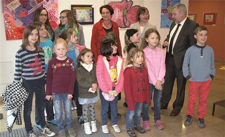 Die Kinder der Jugendkunstschule Cochem - Zell eröffnete mit Landrat Manfred Schnur und Anja Schindler (künstlerische Leiterin) in der Kreisverwaltung Cochem-Zell die Ausstellung „Junge Kunst der JUKUSCH Cochem-Zell“.Suppes